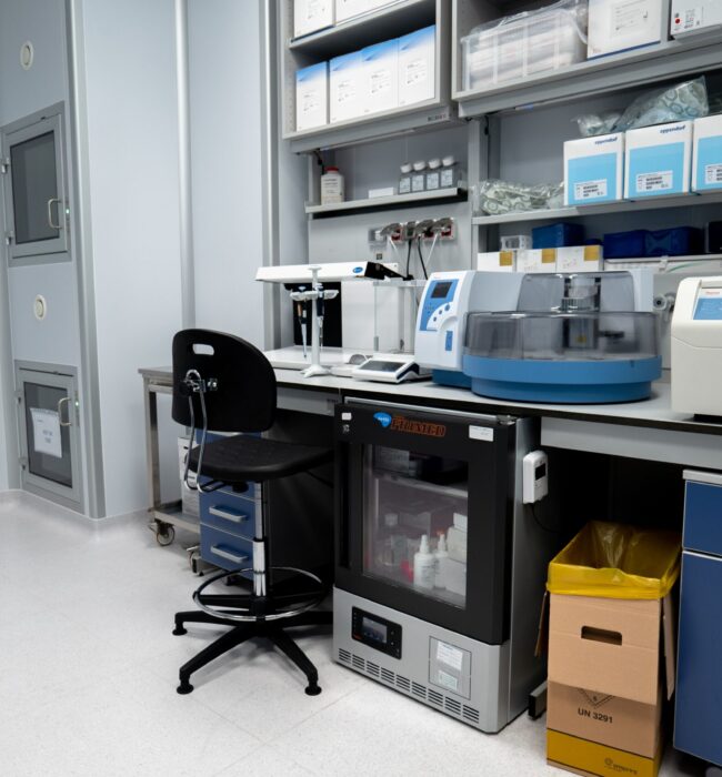 strumentazione e arredo tecnico da laboratorio AHSI industria farmaceutica