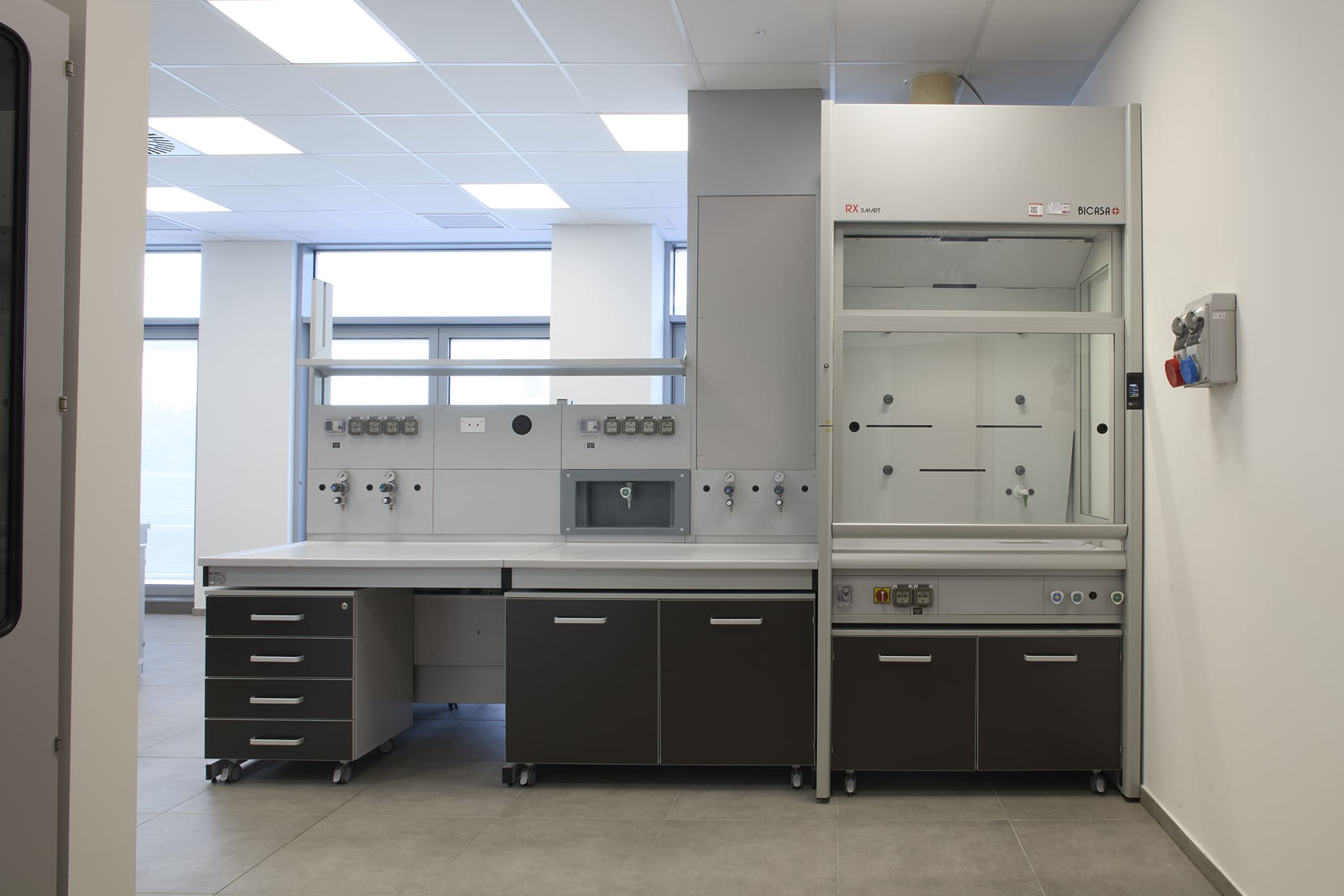 arredo tecnico e cappe chimiche laboratori università di parma edificio 1 area food campus scienze e tecnologie AHSI S.p.A.